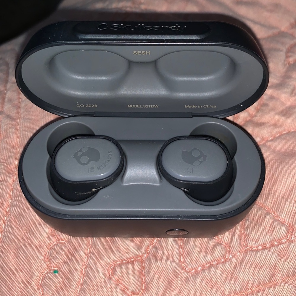 Skull Candy wireless earbuds
